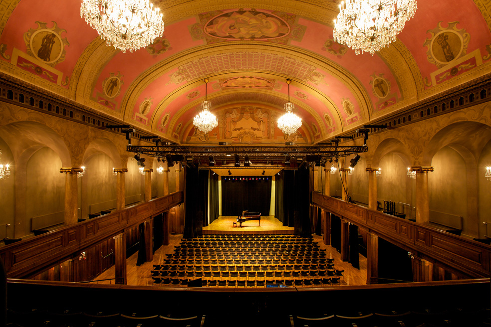 Salongen sedd från balkongen/foto: Paul Suchanek